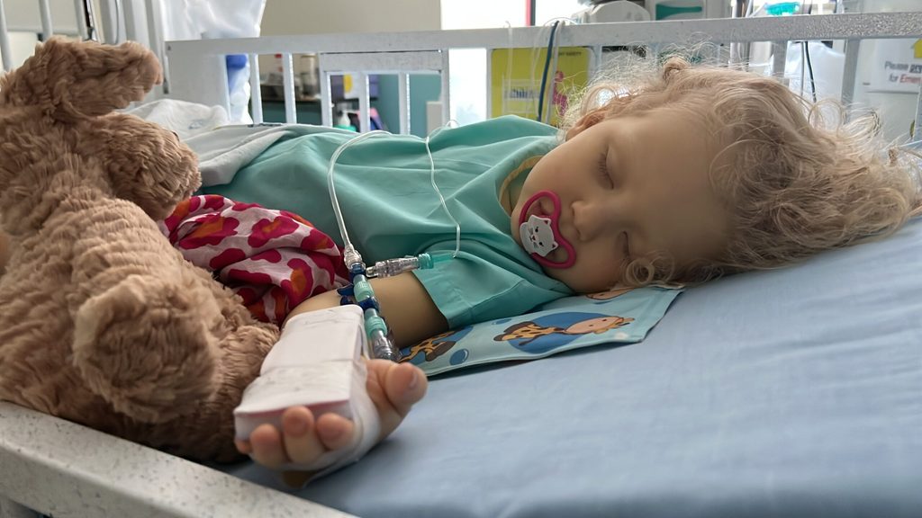 In Lebensgefahr: Ivy (2) auf der Intensivstation eines Krankenhauses in Singapur