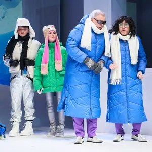 Fünf Menschen auf der Bühne, alle dick in Winterklamotten eingepackt