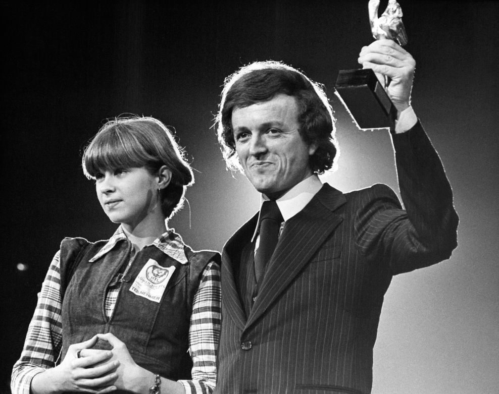 Der Musikproduzent Frank Farian ("Rocky") wird am 09.10.1976 in der Dortmunder Westfalenhalle mit einem Silbernen Löwen von Radio Luxemburg ausgezeichnet. Die Auszeichnung wurde ihm von einer jungen Dortmunderin überreicht. (Archivbild)