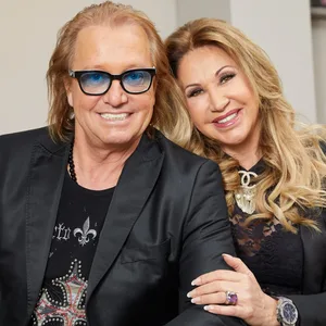 Das Millionärsehepaar Robert und Carmen Geiss sitzt bei einem Fototermin des TV-Senders RTL II auf einem Sofa. (Archivbild)
