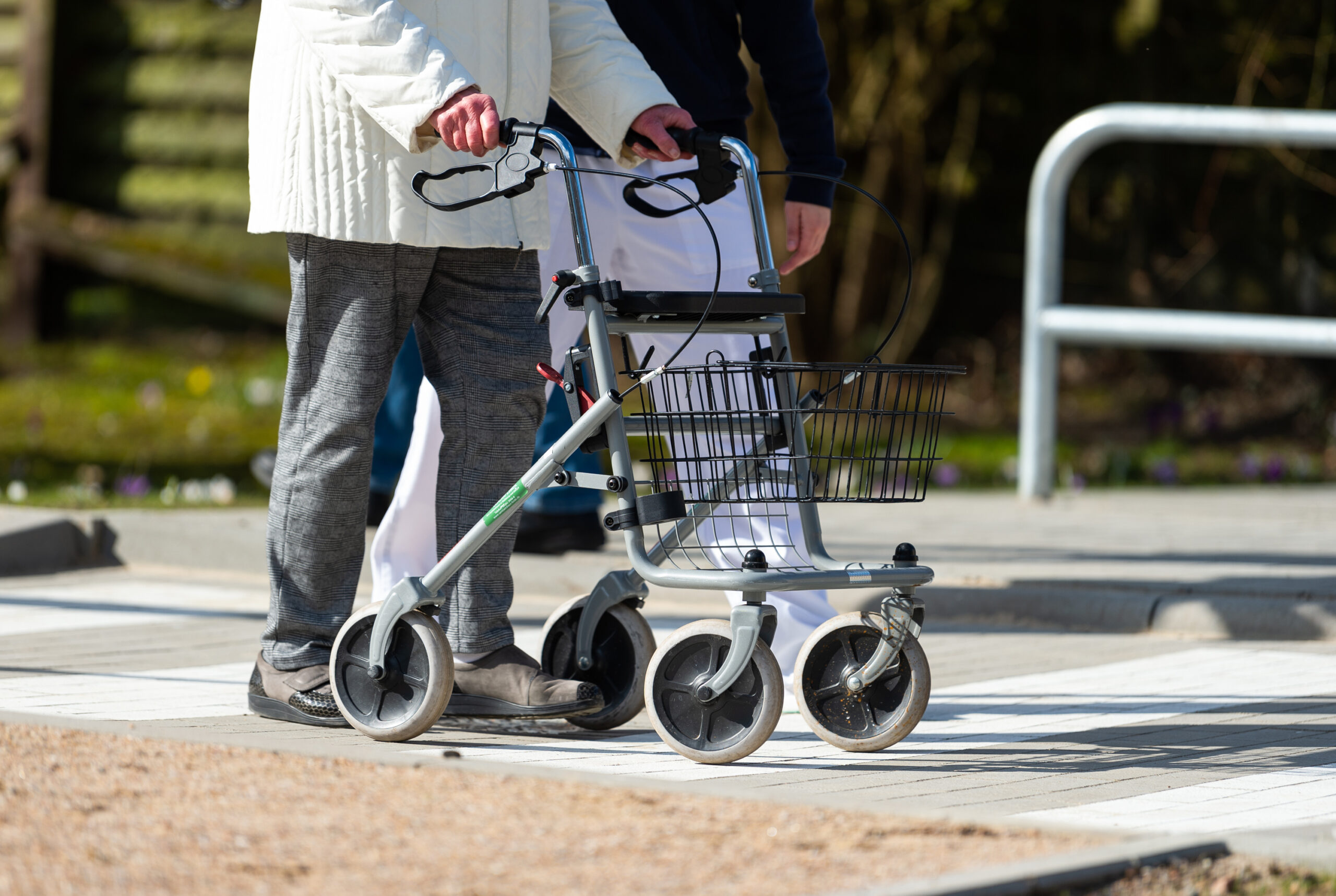 Seniorin mit Rollator in St. Georg überfallen. Täter stießen sie zu Boden und raubten ihre Handtasche.