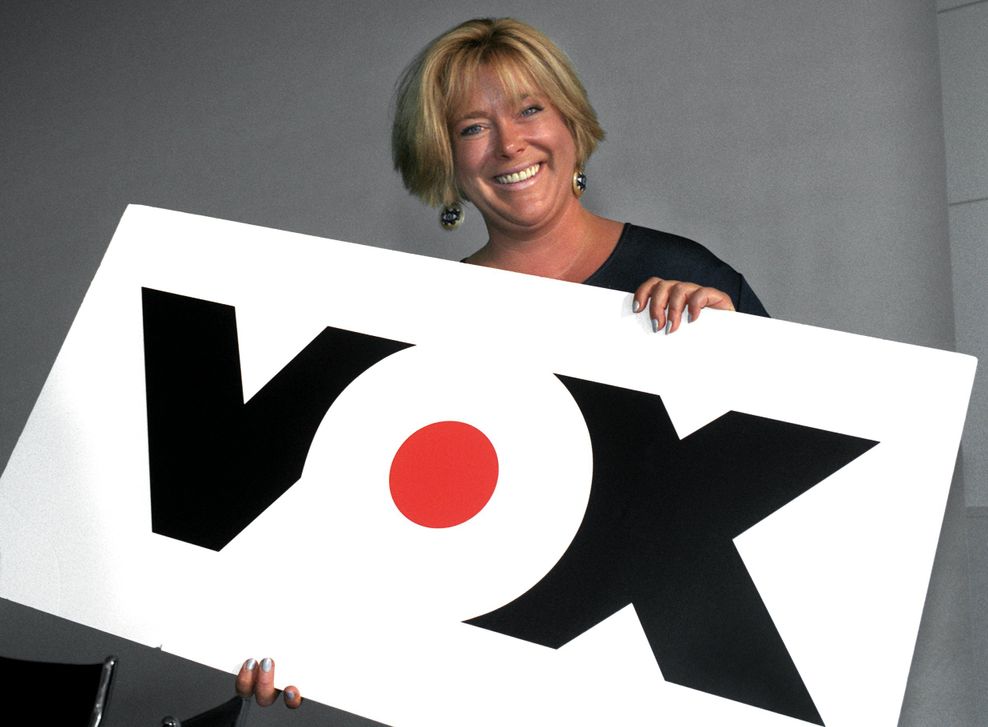 TV-Moderatorin Britta von Lojewski hält das „VOX“-Logo in der Hand. (Archivbild)