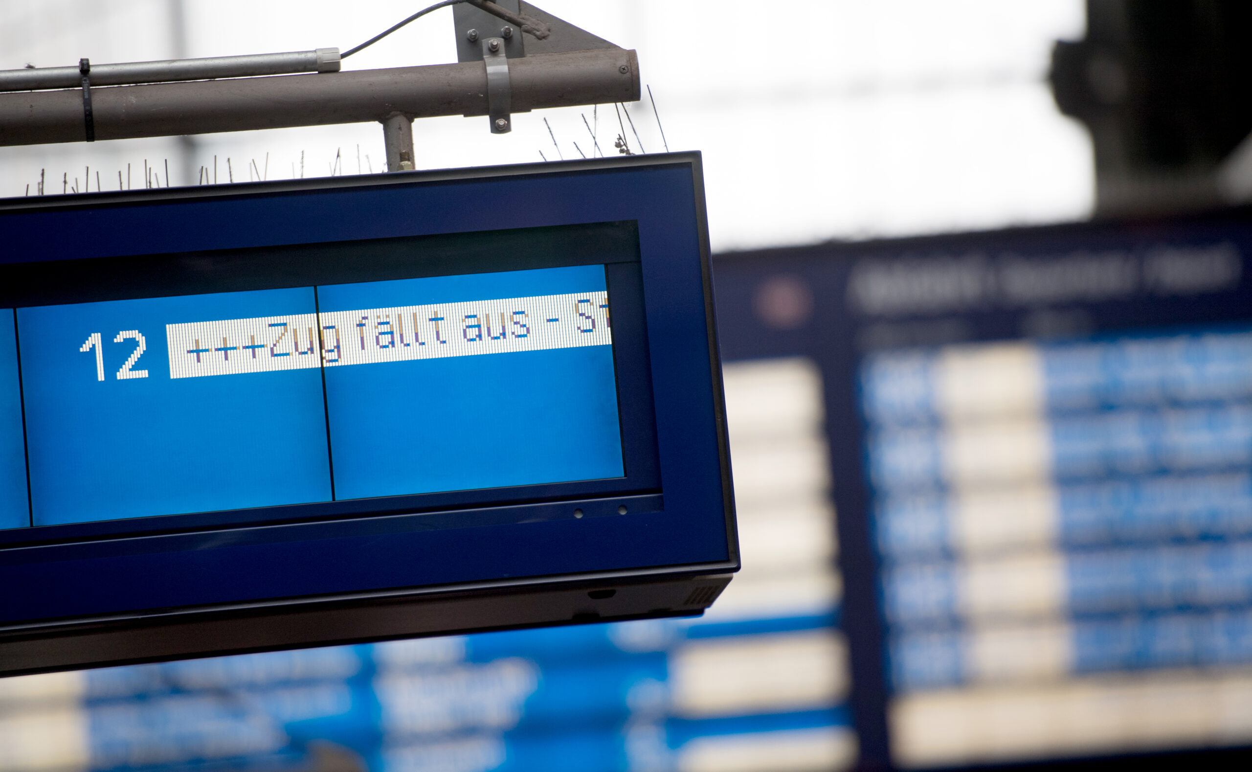 Eine Anzeige an einem Bahnhof informiert über einen ausfallenden Zug. (Symbolbild)