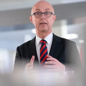 Sönke Fock, Vorsitzender der Geschäftsführung der Arbeitsagentur Hamburg, spricht während einer Pressekonferenz. (Archivbild)