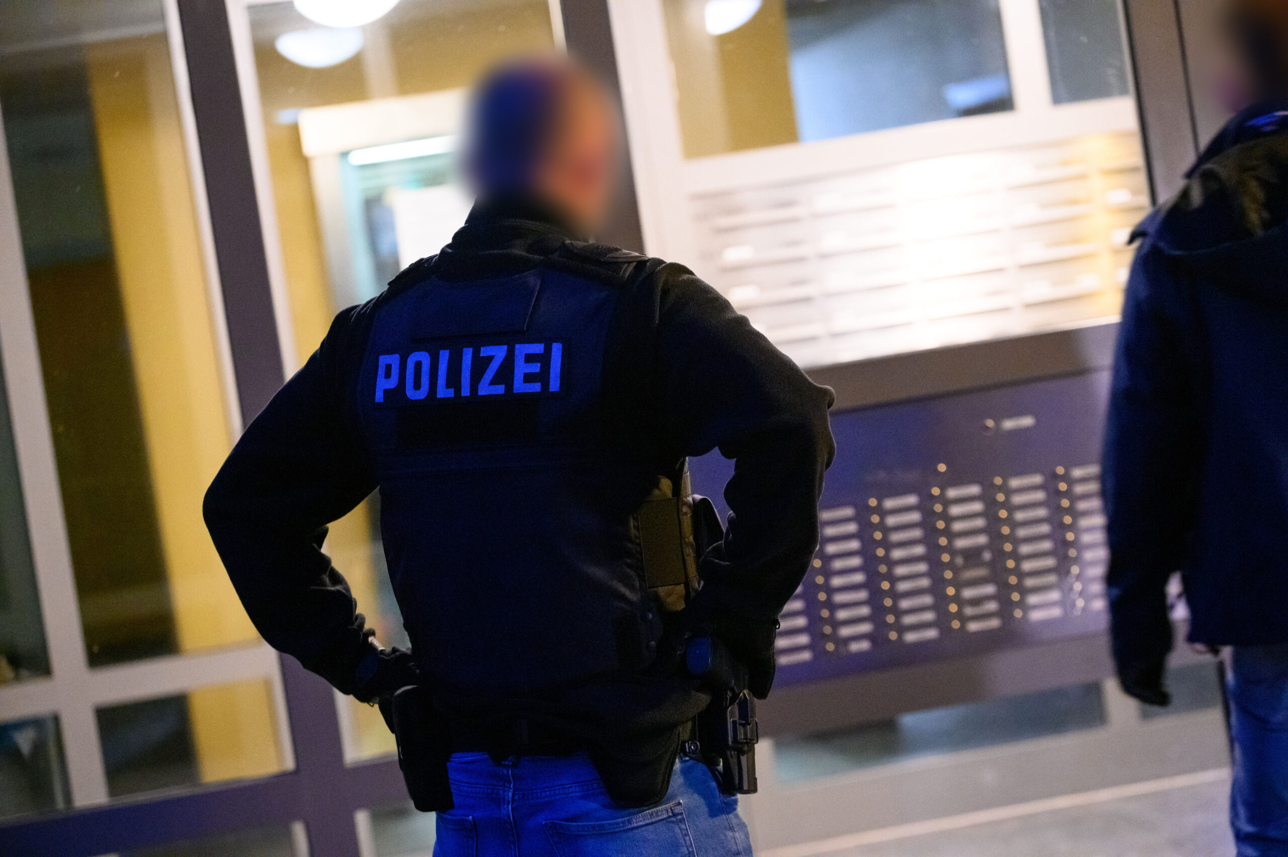 Wenn der digitale Hass Konsequenzen hat: Die Polizei kann auch bei vermeintlich „spurlosen“ Taten immer wieder Täter ermitteln – so wie hier in Hamburg.
