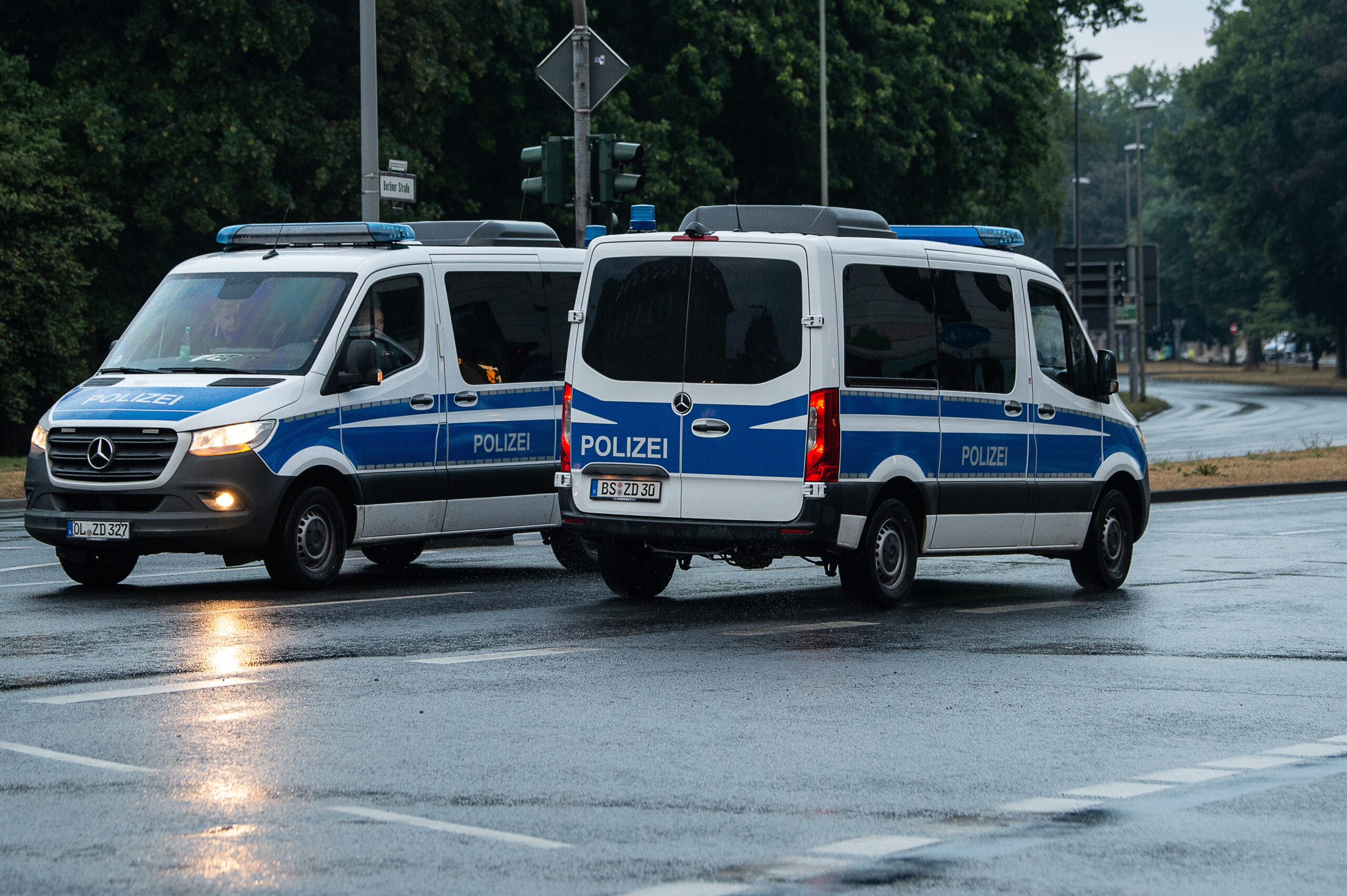 Fahrzeuge der Polizei in Niedersachsen im Einsatz (Symbolbild).