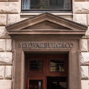 Blick auf den Eingang der Warburg Bank. Eine NGO sieht große Versäumnisse bei der Aufarbeitung des CumEx-Skandals.