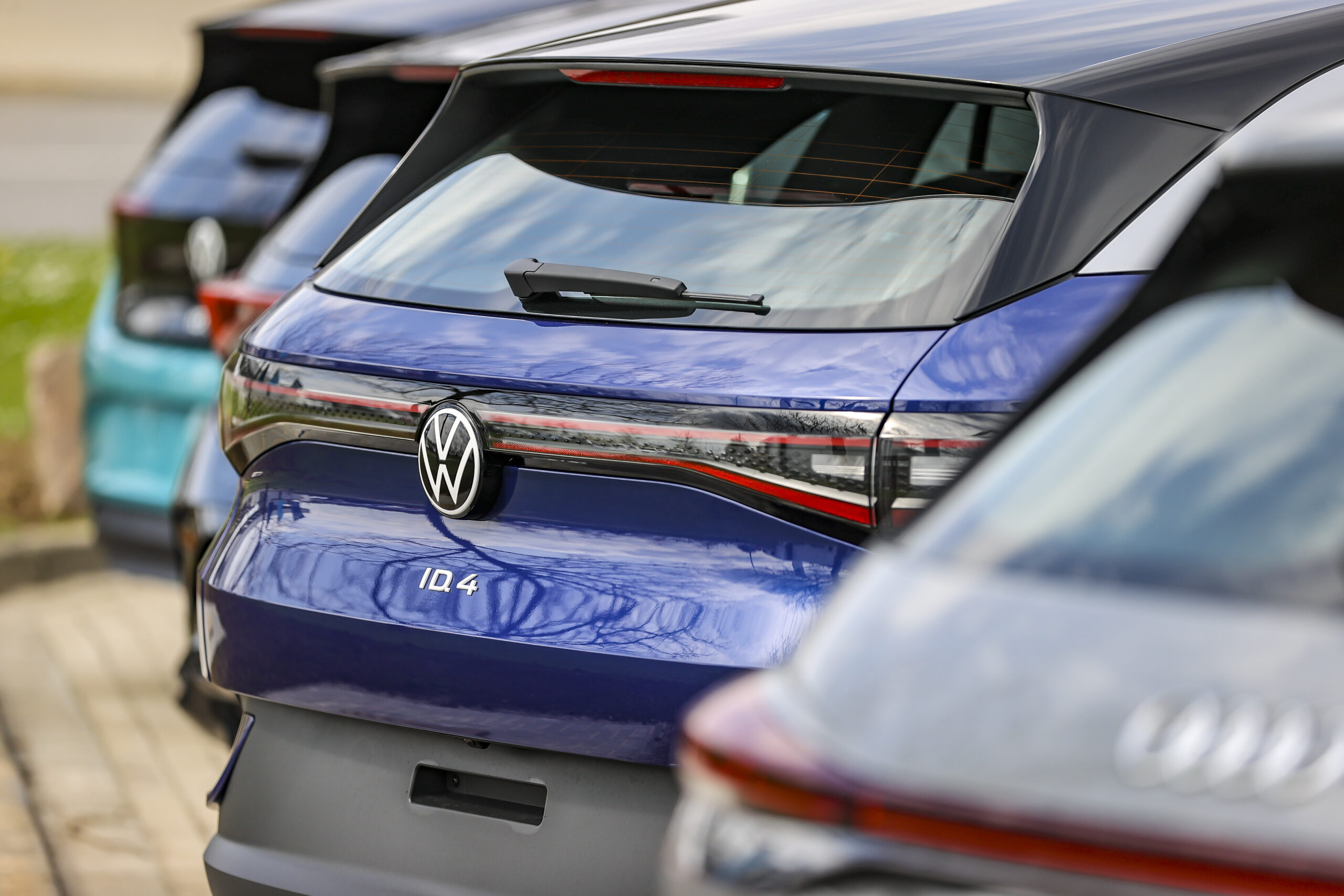Ein VW ID.3, Seat Cupra Born, VW ID.4 sowie Audi Q4 e-tron stehen auf dem Werksgelände von Volkswagen in Zwickau.