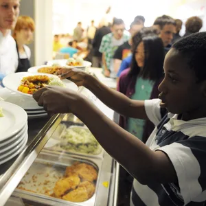 Schüler stehen an einer Essenausgabe in der Kantine der Stadtteilschule Barmbek/Fraenkelstraße (Ganztagsschule) in Hamburg. (Archivbild)