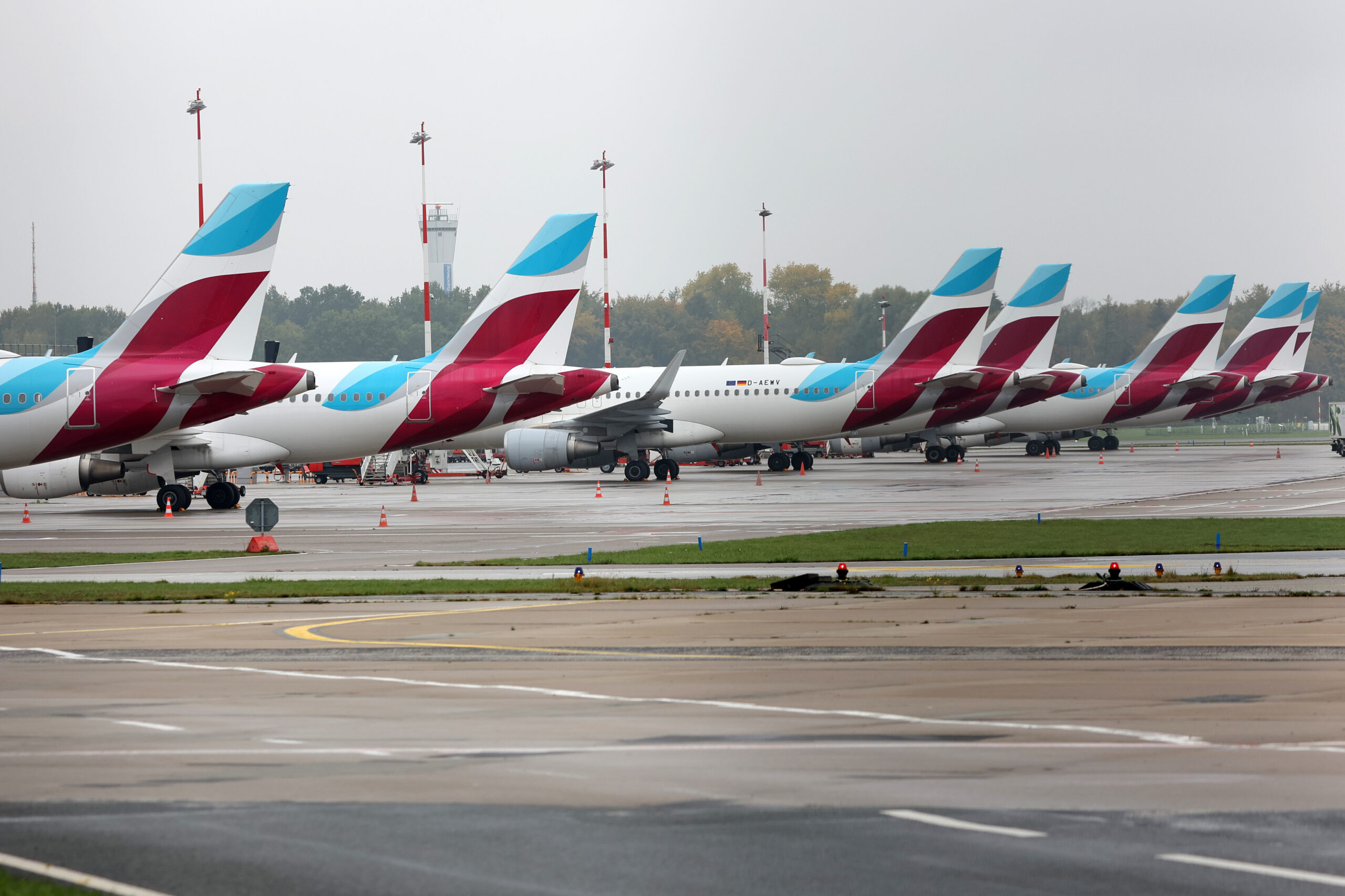Abgestellte Maschinen der Fluggesellschaft Eurowings stehen auf dem Flughafen Hamburg.