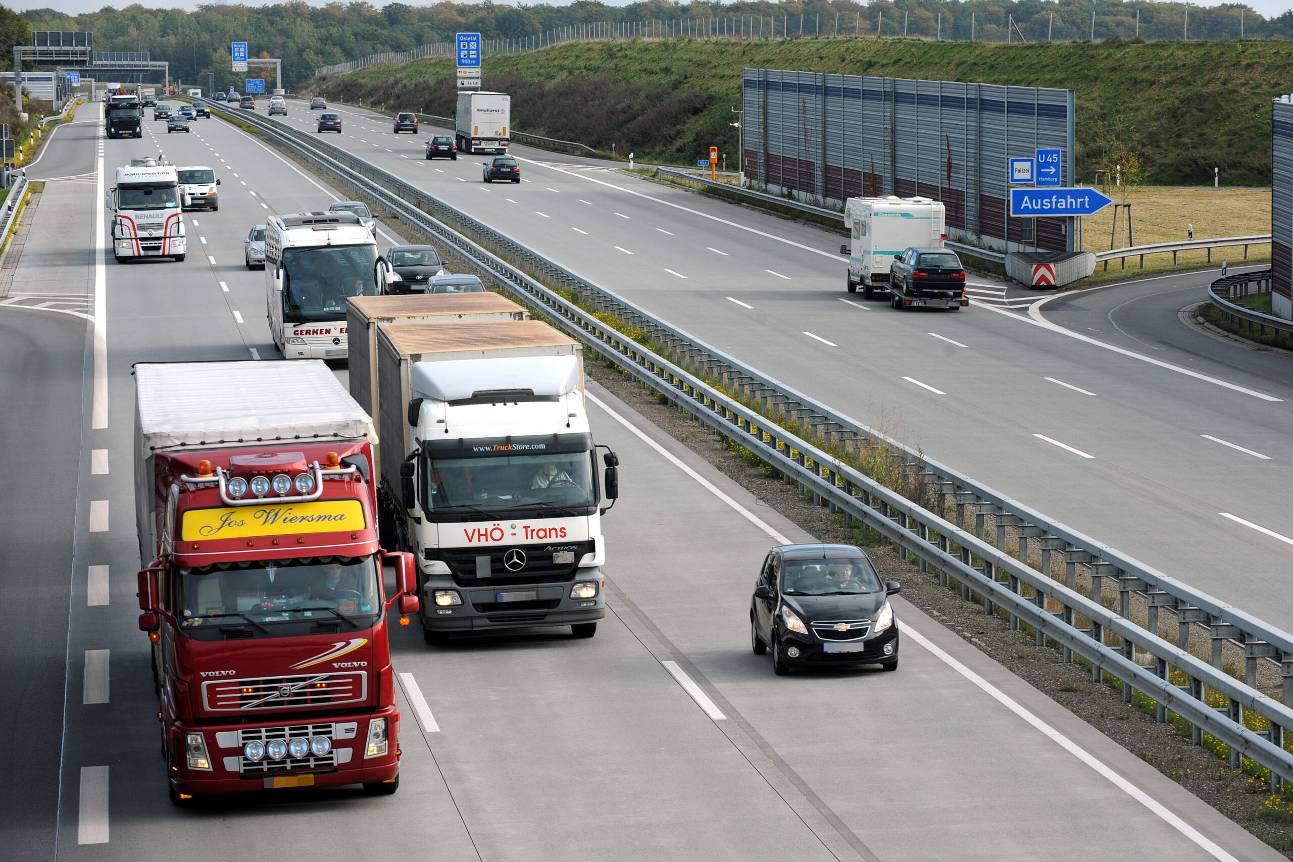 Autos und Lkw sind auf der A1 bei Sittensen unterwegs. (Symbolbild)