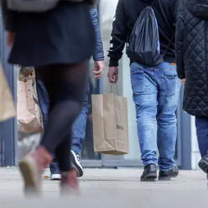 Menschen mit Einkaufstaschen