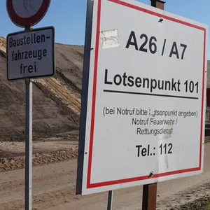 Ein Fahrzeug fährt zur Baustelle der Autobahn A26 neben der Autobahn A7 im Hamburger Hafen. (Archivbild von 2023)