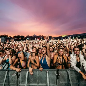 Sonnenuntergang, Publikum, viele klatschende und singende Menschen