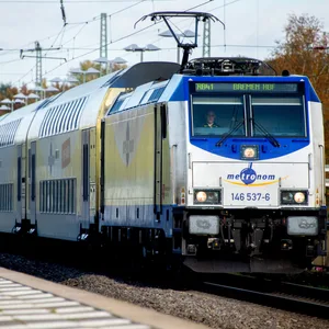 Ein Metronom mit dem Fahrtziel Bremen Hauptbahnhof hält an einem Bahnsteig am Bahnhof.
