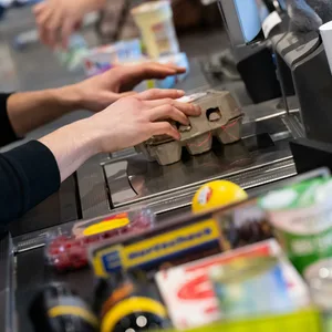 Wer einfach die gewohnten Produkte aus dem Regal zieht und nicht auf Preis und Größe achtet, erlebt schnell eine böse Überraschung an der Supermarktkasse (Symbolbild).