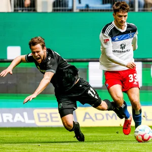 Noah Katterbach im HSV-Trikot im Duell mit Louis Schaub