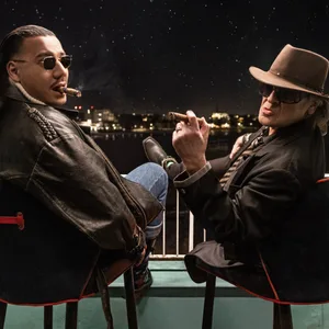 Apache 207 (l.), Deutsch-Rapper, und Udo Lindenberg, Panikrocker, sitzen nebeneinander (Archivbild)