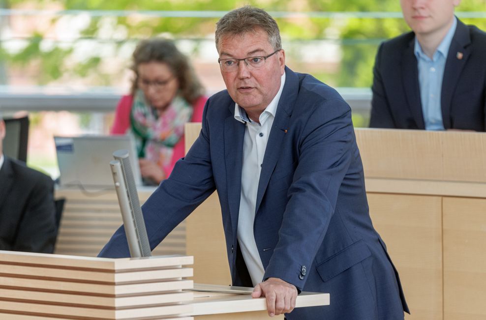 SSW-Fraktionsvorsitzender Lars Harms kritisiert die fehlende Beteiligung des Bundes nach der Sturmflut.