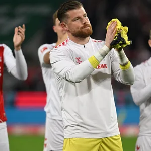 Timo Horn applaudiert nach einem Spiel den Fans