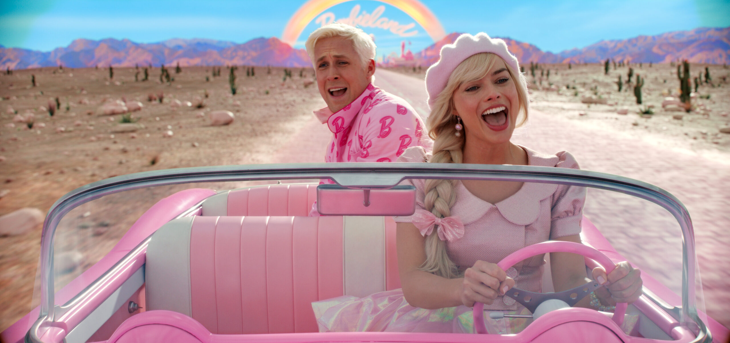 Ryan Gosling als Ken und Margot Robbie als Barbie in einer Szene des Films „Barbie“.