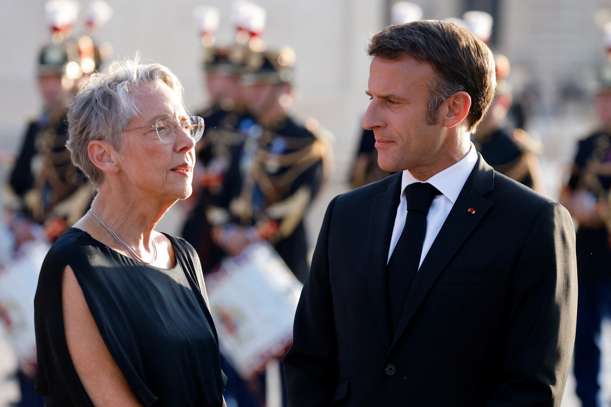Frankreichs Präsident Emmanuel Macron mit der Premierministerin Élisabeth Borne. (Archivbild)