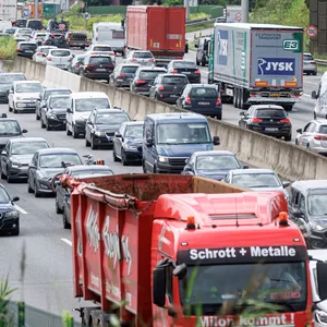 An- und abreisender Ferienverkehr staut sich in Hamburg auf der Autobahn A7 Höhe Moorfleet. (Archivbild)
