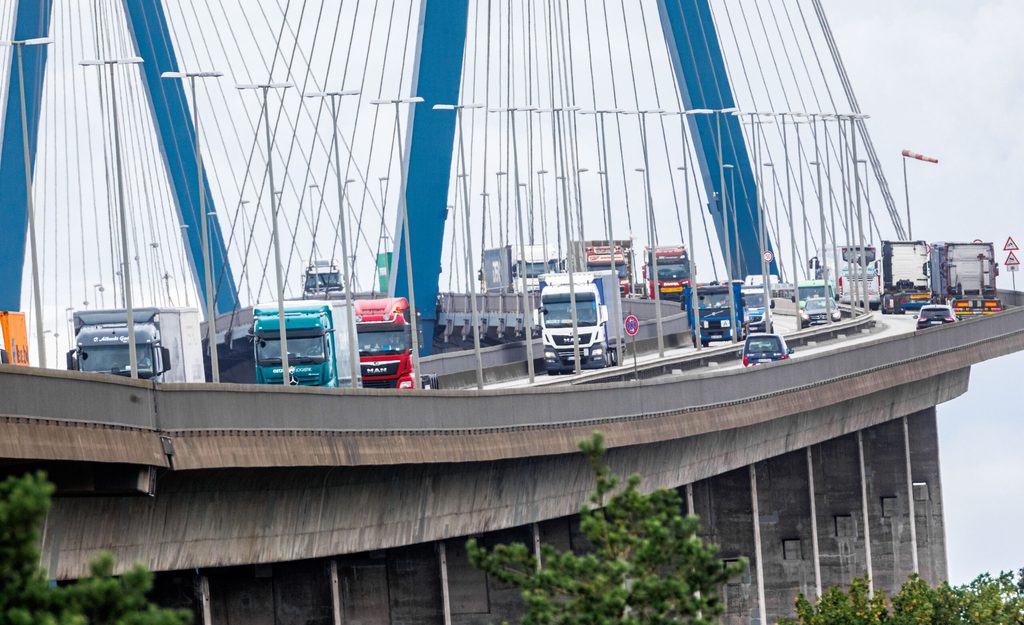 Hafenverkehr fährt über die Köhlbrandbrücke in Hamburg. (Archivbild)