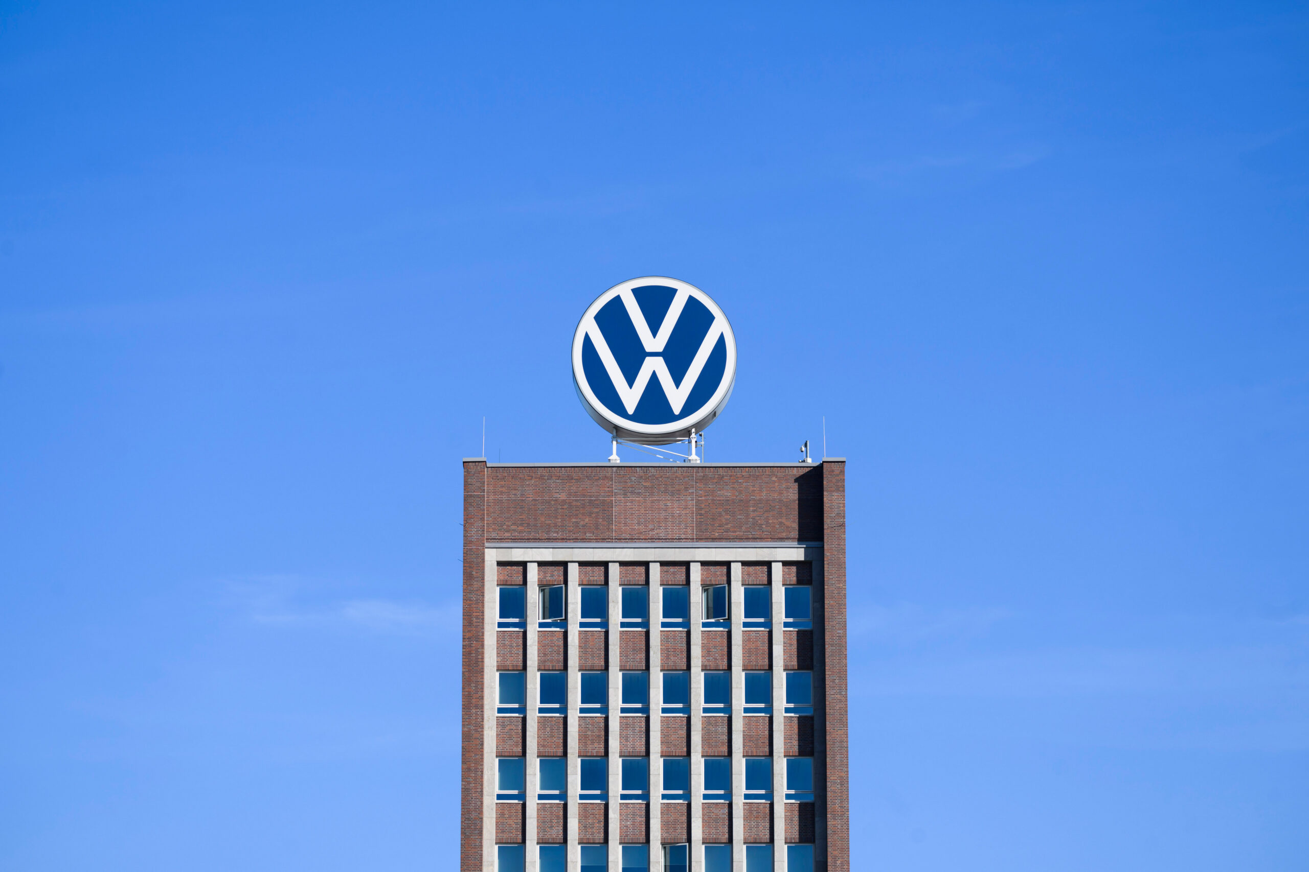 Das VW-Logo steht auf dem Markenhochhaus im Volkswagen Stammwerk.