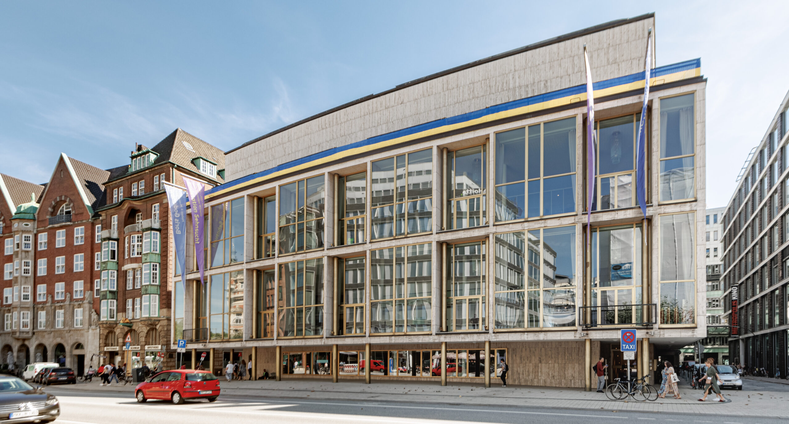 Glasfassade der Hamburger Oper