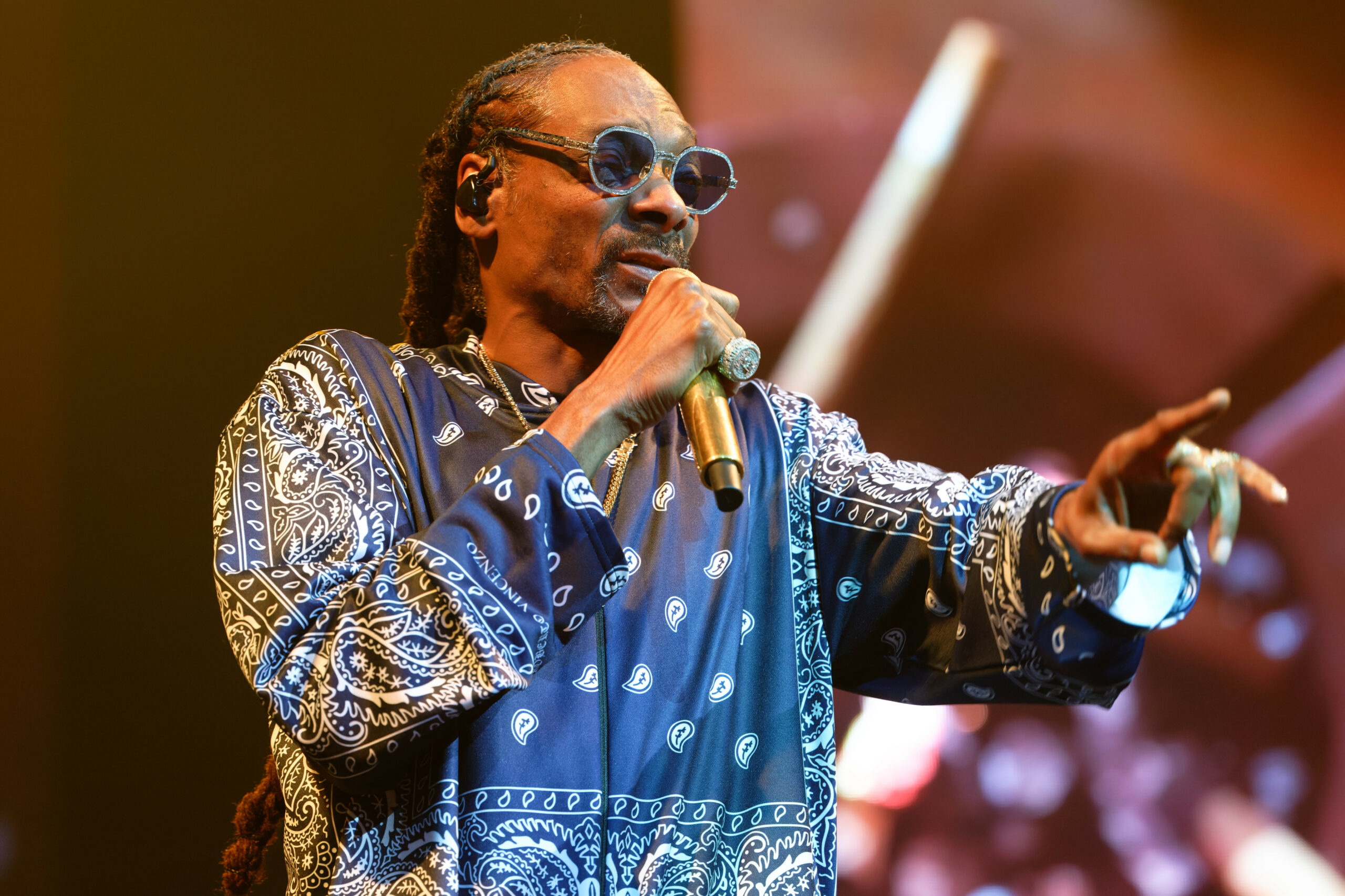 Der Rapper Snoop Dogg steht bei einem Konzert auf der Bühne. (Archivbild von 2023)