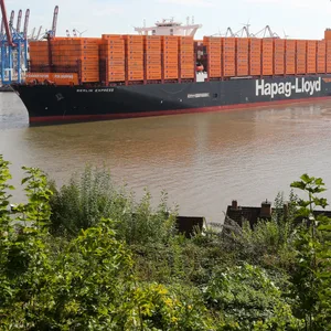 Die „Berlin Express“ der Reederei Hapag-Lloyd im Hamburger Hafen.