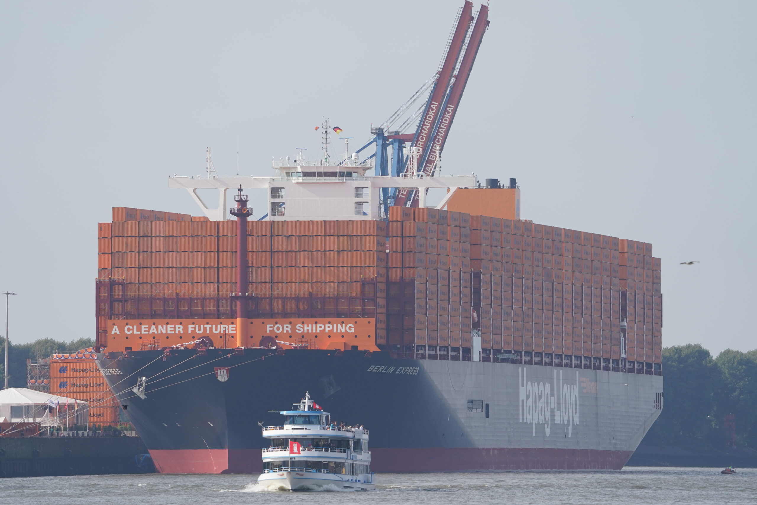 Container-Frachter im Hamburger Hafen. Die ganz dicken Pötte will Hapag-Lloyd künftig woanders hinschicken.