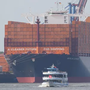 Container-Frachter im Hamburger Hafen. Die ganz dicken Pötte will Hapag-Lloyd künftig woanders hinschicken.