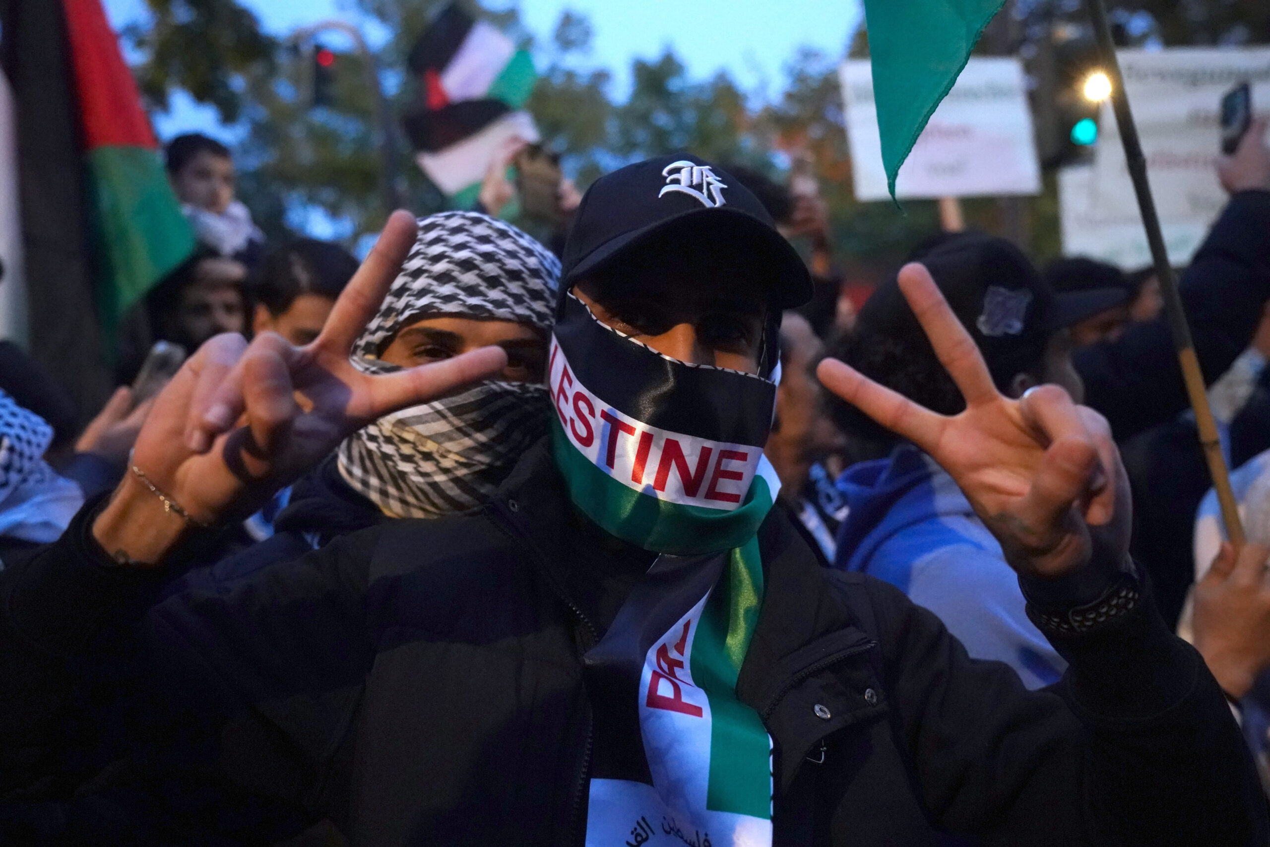 Zwei Teilnehmer einer Pro-Palästina-Demo in Hamburg haben sich maskiert.