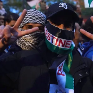 Zwei Teilnehmer einer Pro-Palästina-Demo in Hamburg haben sich maskiert.