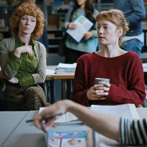 Leonie Benesch (m.) sitzt in einer Szene des Films «Das Lehrerzimmer» mit Kolleginnen zusammen.