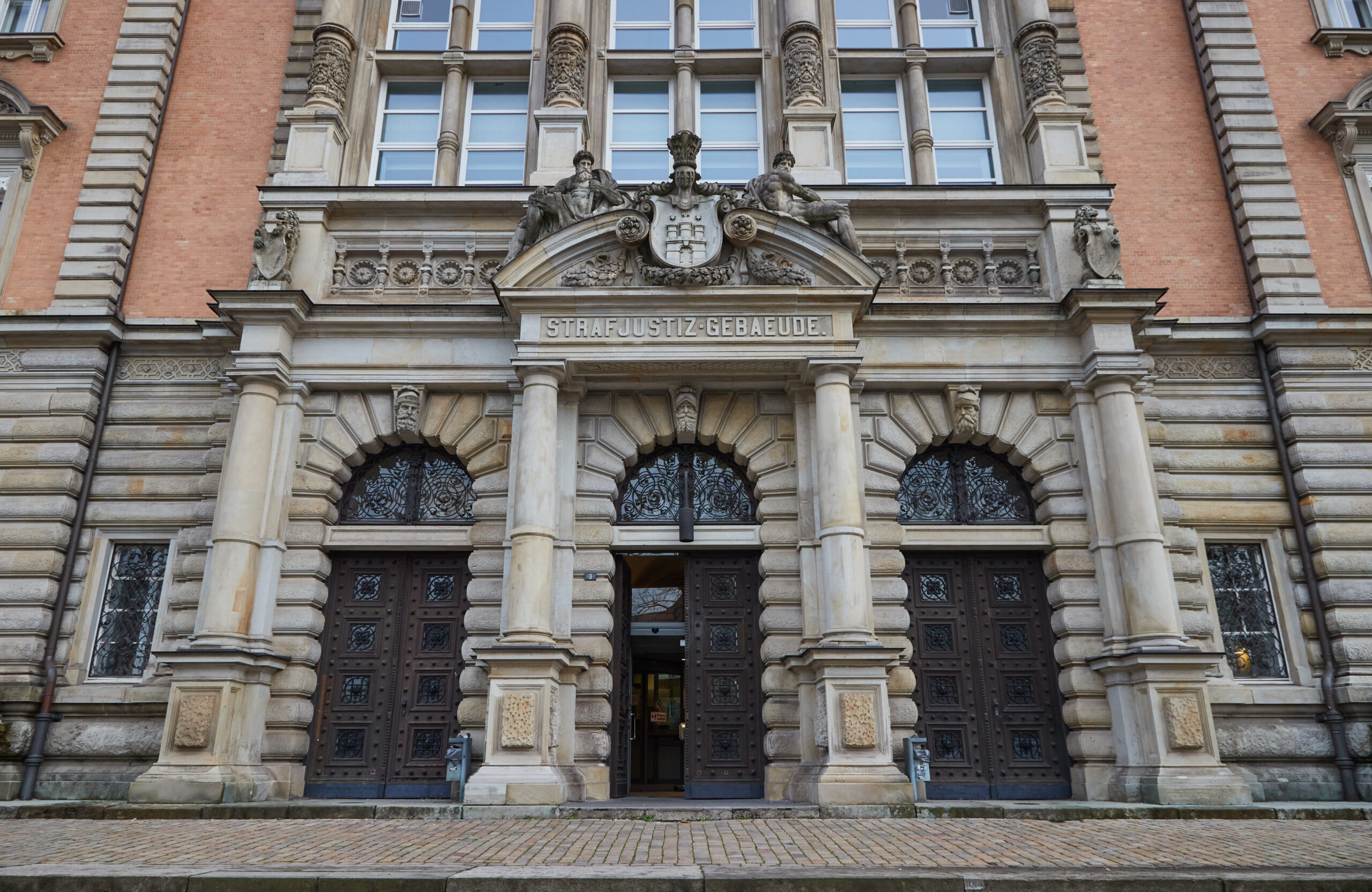 Die Aufschrift „Strafjustiz-Gebäude“ steht über dem Haupteingang des Landgerichts Hamburg.