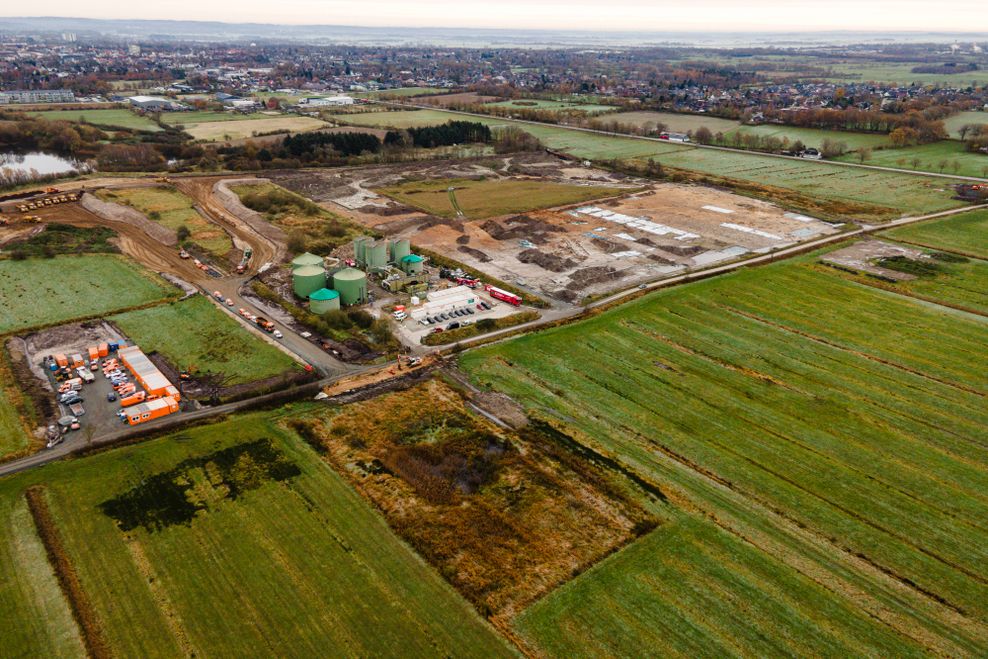 Eine stillgelegte Biogas-Anlage (Mitte) steht auf einer Baustelle im Kreis Dithmarschen. Hier soll die Northvolt-Batteriefabrik für Elektroautos entstehen.
