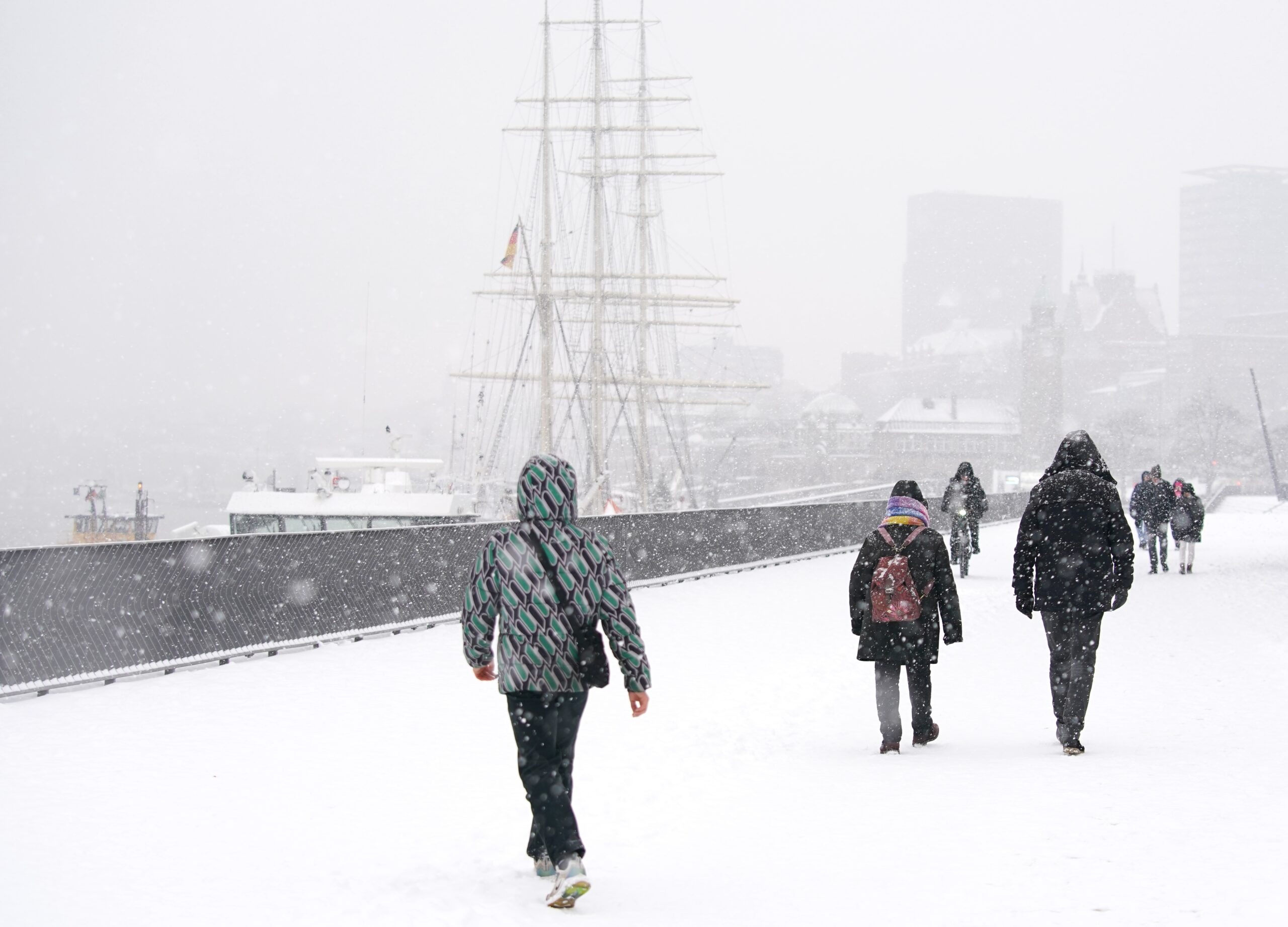 Schneegestöber im Hafen – vor genau einem Monat zeigte sich der Winter zum letzten Mal in Hamburg.