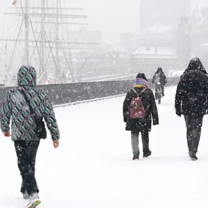 Schneegestöber im Hafen – vor genau einem Monat zeigte sich der Winter zum letzten Mal in Hamburg.
