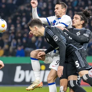 Dennis Hadzikadunic und Guilherme Ramos im Duell mit Smail Prevljak