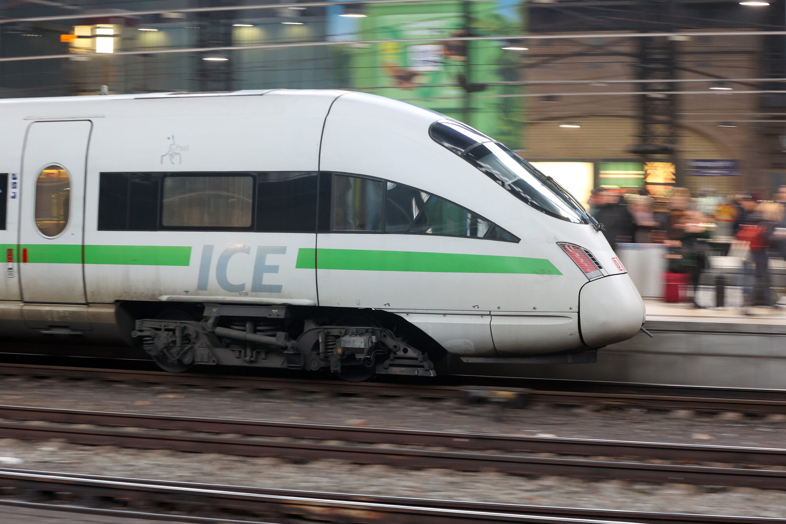 Ein fahrender ICE im Hamburger Hauptbahnhof