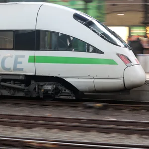 Ein fahrender ICE im Hamburger Hauptbahnhof