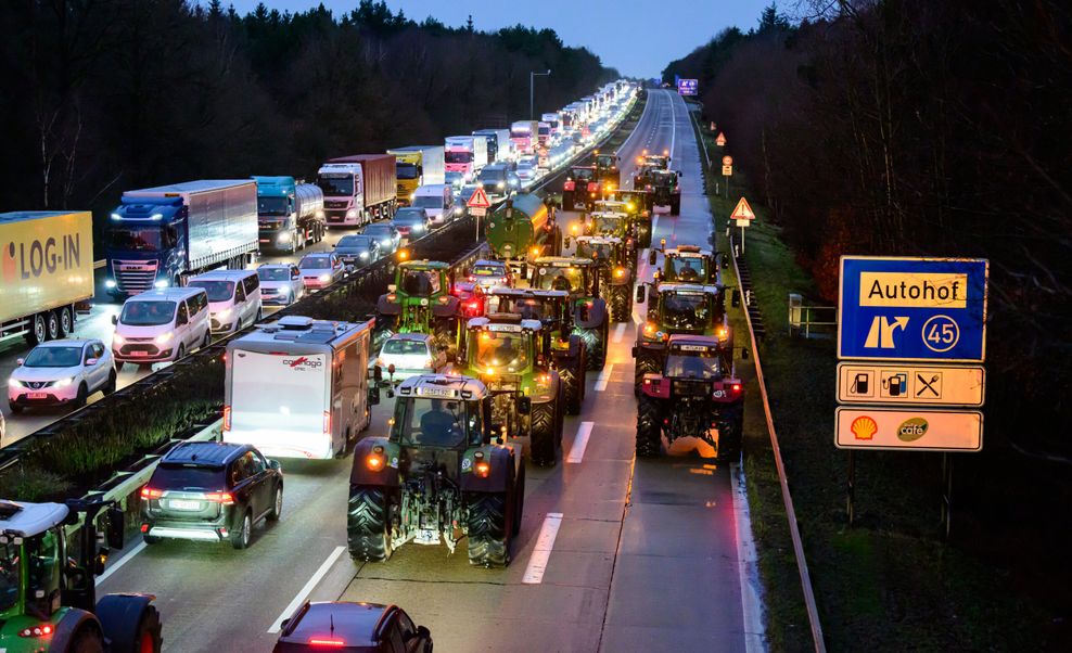 Landwirte fahren mit ihren Treckern auf der Autobahn 7 zwischen Soltau und Hannover. (Archivbild)