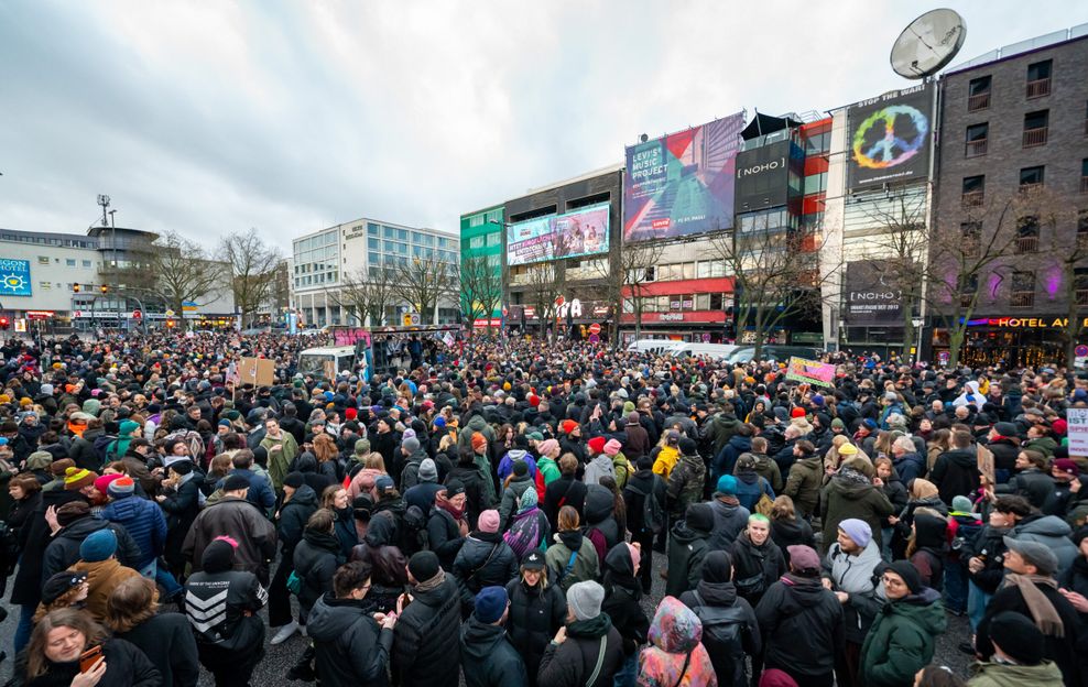 Zahlreiche Menschen demonstrierten am 30. Dezember auf der Reeperbahn gegen die Schließung des „Molotow“.