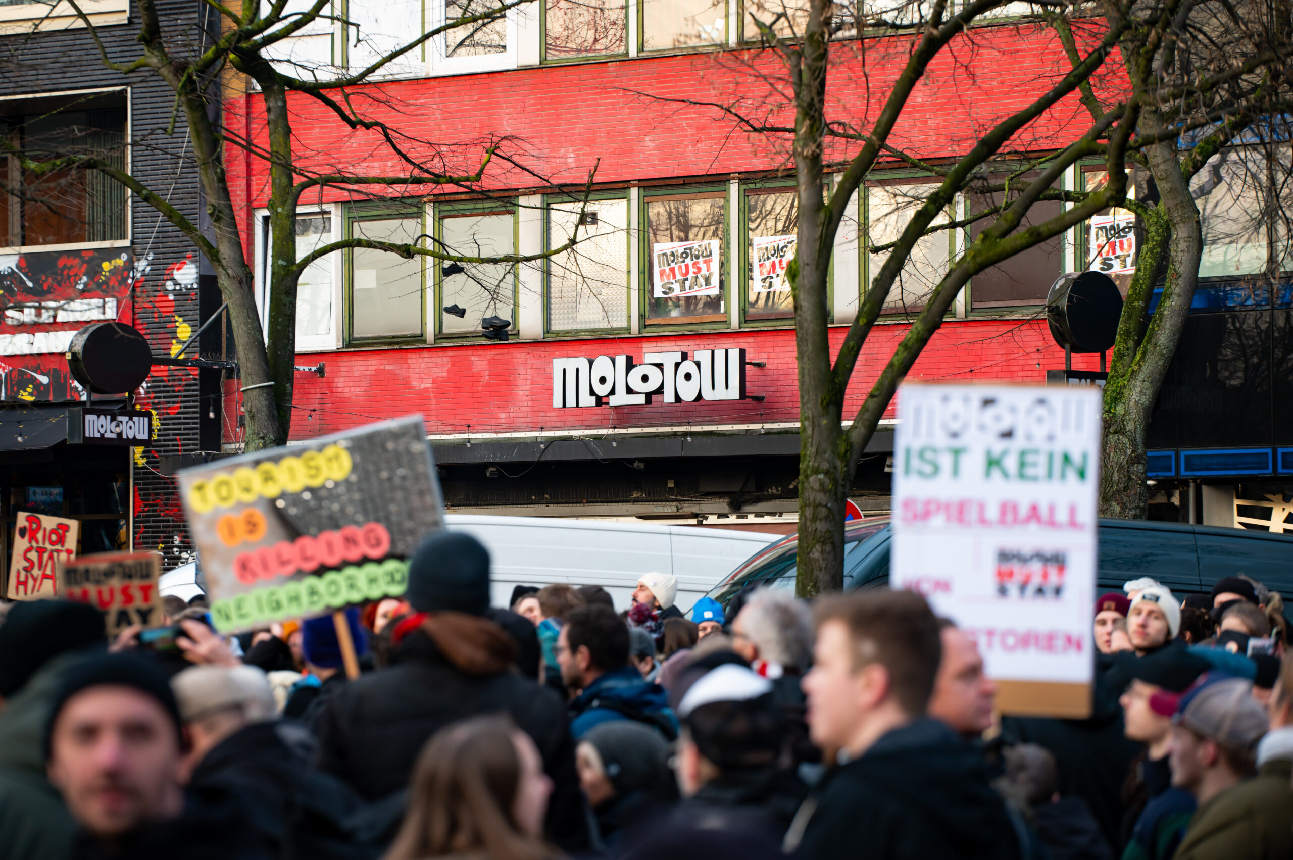 Kurz vor Silvester demonstrierten mehrere Tausend Menschen gegen die Schließung des Molotow.