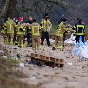 Feuerwehrleute sichern einen Deich bei Sandkrug. An der Hunte und Wümme gab es noch keine Entwarnung.