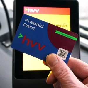 Seit dem 1. Januar kann in Hamburgs Bussen nicht mehr mit Bargeld bezahlt werden.