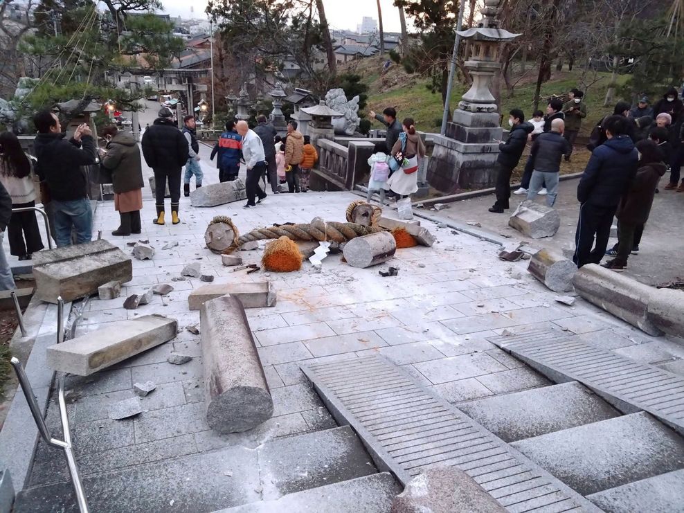 Ein Torii-Tor ist nach einem Erdbeben an einem Schrein in Kanazawa, Präfektur Ishikawa beschädigt.